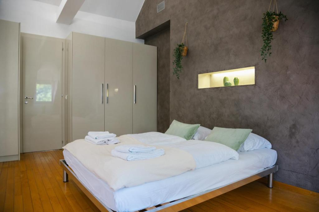 Postel nebo postele na pokoji v ubytování BRIDGE apartments