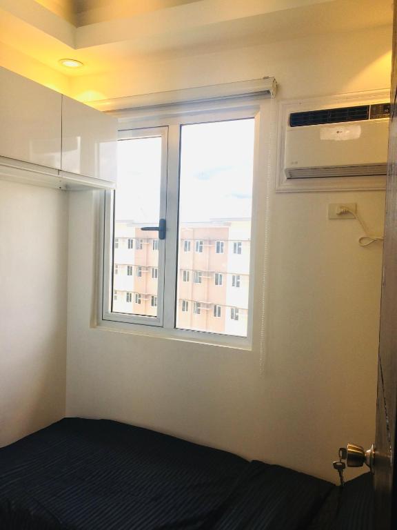 Postel nebo postele na pokoji v ubytování Rendez-vous 2BR Condo Unit at SMDC Cheer