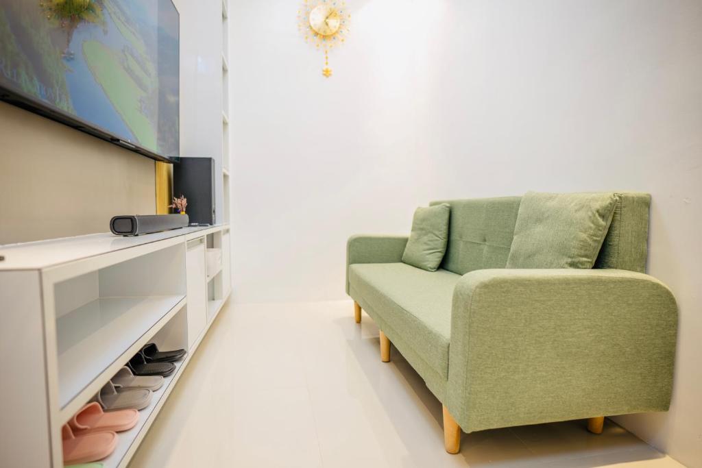 TV a/nebo společenská místnost v ubytování Rendez-vous 2BR Condo Unit at SMDC Cheer