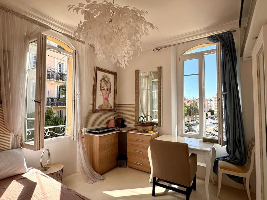 - une chambre avec un bureau, un lit et une table dans l'établissement Joli studio avec mezzanine centre Cannes, à Cannes