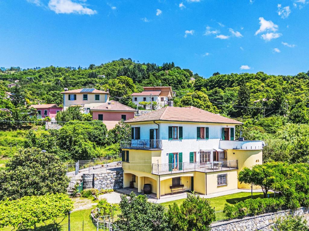 Castiglione ChiavareseにあるVilla Antica Torre by Interhomeの家の航空写真