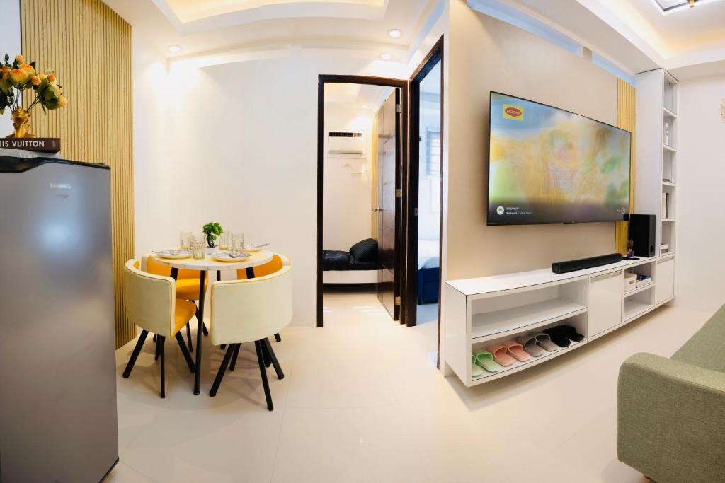 TV a/nebo společenská místnost v ubytování Rendez-vous 2BR Condo Unit at SMDC Cheer