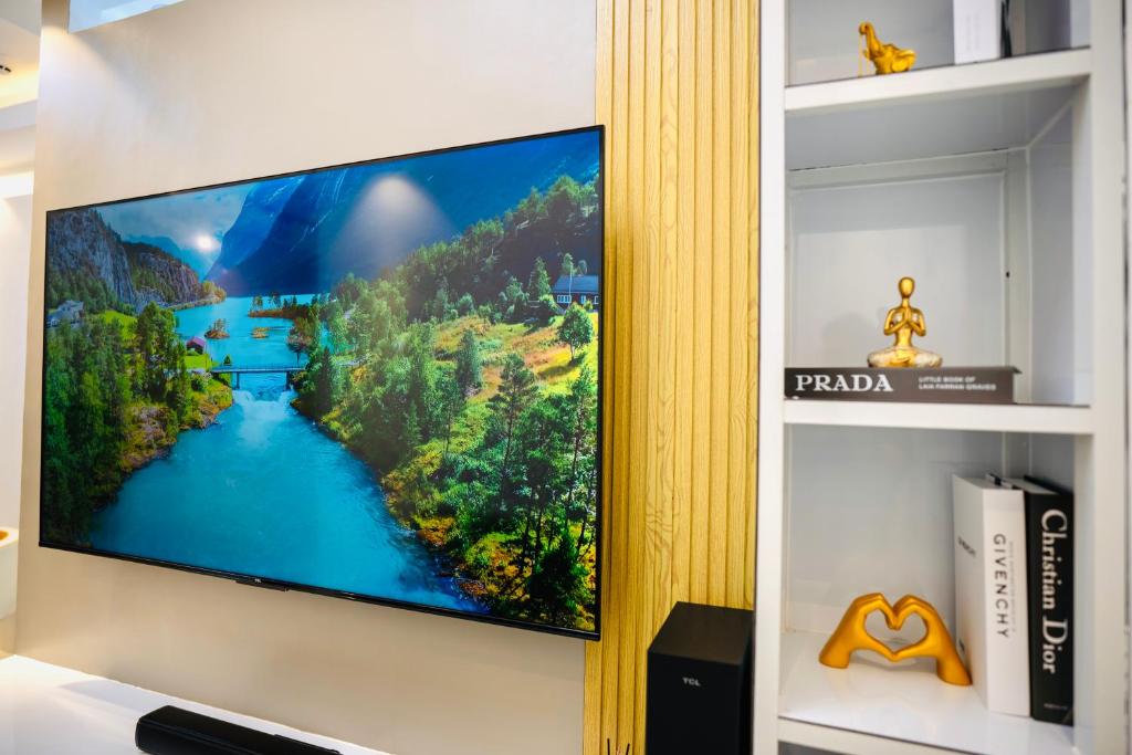 TV a/nebo společenská místnost v ubytování Rendez-vous 2BR Condo Unit at SMDC Cheer