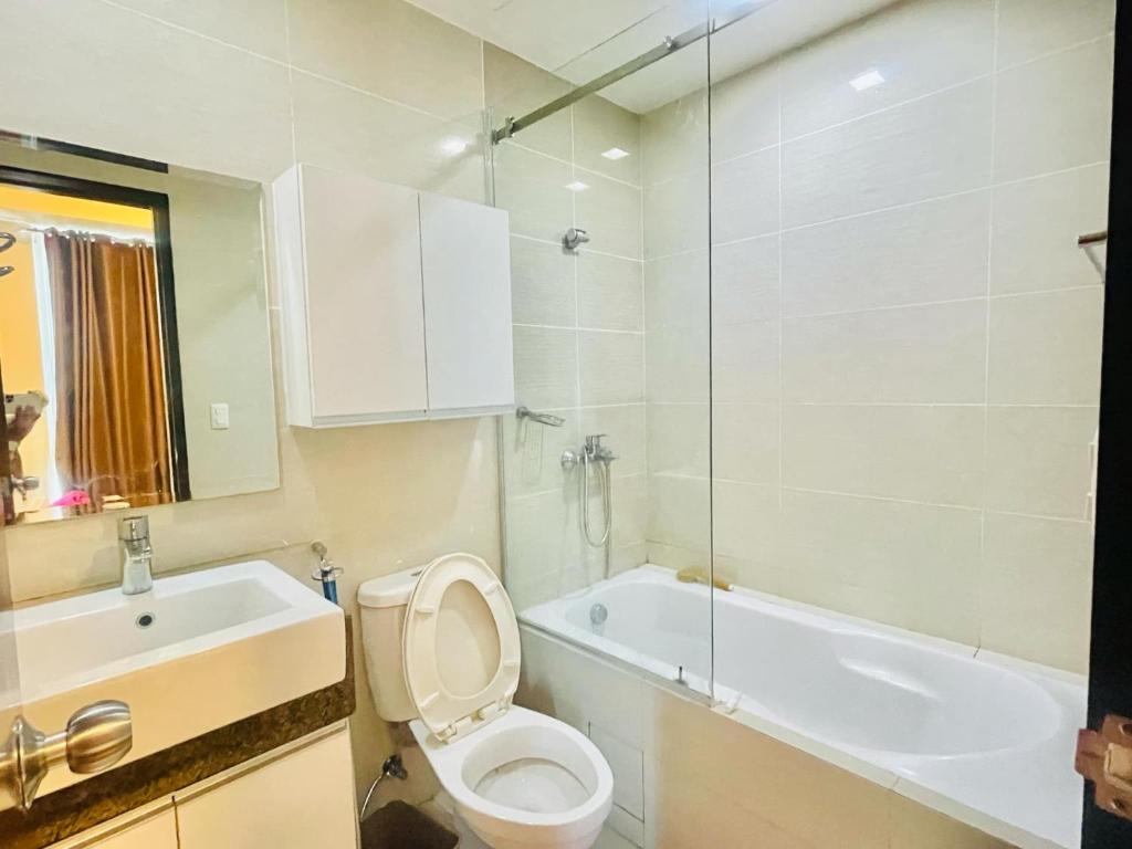 une salle de bain avec toilettes, lavabo et baignoire dans l'établissement Mactan cozy staycation, à Lapu Lapu City