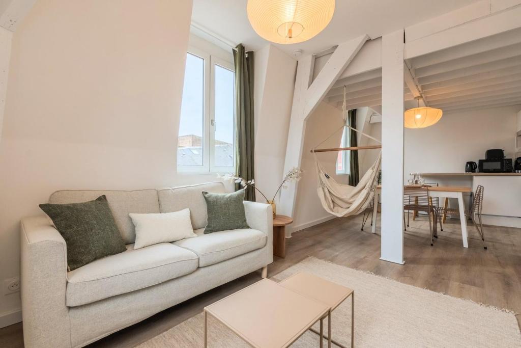 un salon avec un canapé et une table dans l'établissement Functional & equipped duplex studio, Old Lille, à Lille