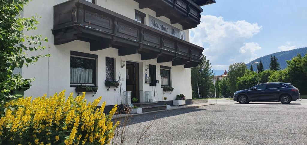 Nespecifikovaný výhled na hory nebo výhled na hory při pohledu z motelu