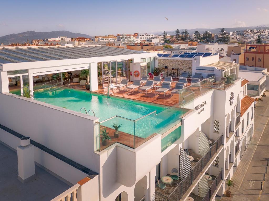 widok z lotu ptaka na budynek z basenem w obiekcie La Residencia Puerto Hotel & Spa w mieście Tarifa