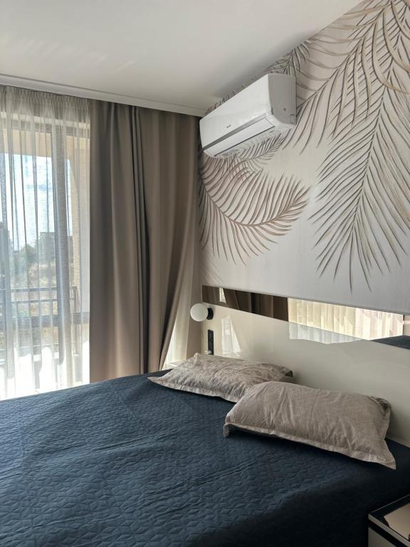 Ένα ή περισσότερα κρεβάτια σε δωμάτιο στο Sveti vlas apartament Sorrento Sole Mare V&D Luxury Style Apartment Свети-влас апартамент студио