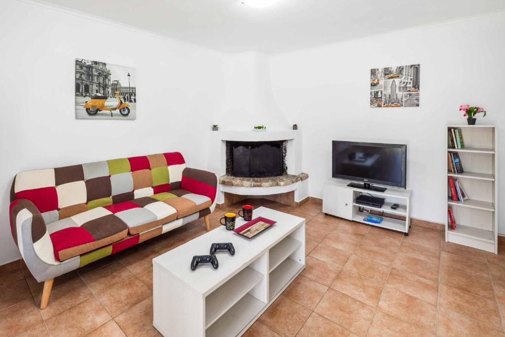 Televízia a/alebo spoločenská miestnosť v ubytovaní Villa Secret Paradise