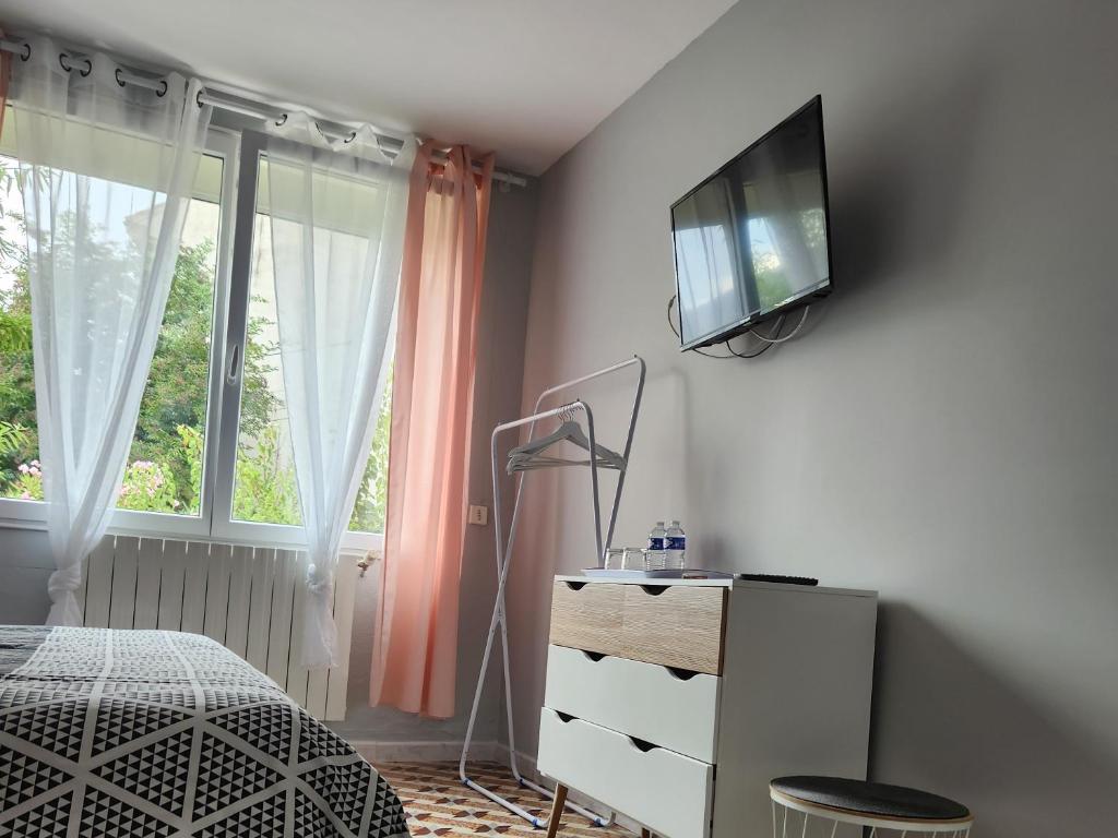 TV a/nebo společenská místnost v ubytování Les Belles Nuits