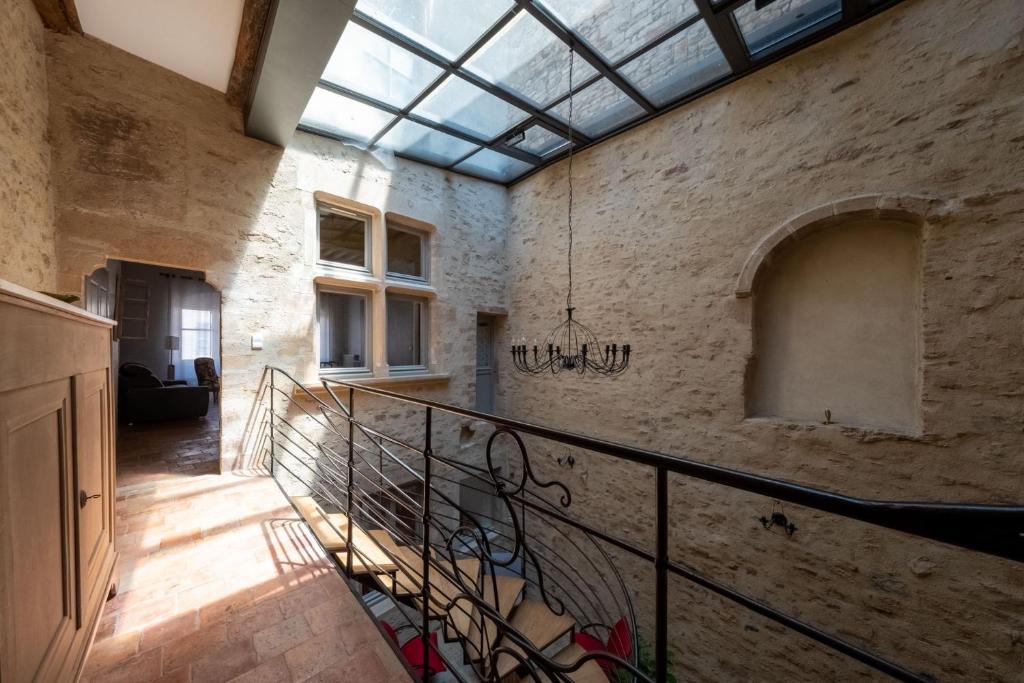 - un escalier dans un bâtiment ancien doté d'un plafond en verre dans l'établissement Maison des Arts, à Cluny