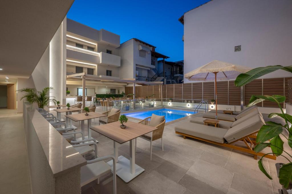 Bazén v ubytování Sandy Seaside Suites nebo v jeho okolí