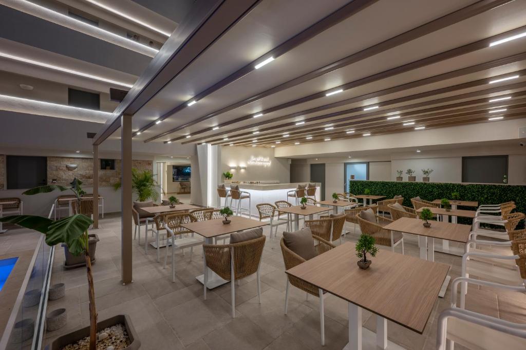 Restaurace v ubytování Sandy Seaside Suites