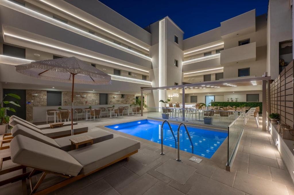 Bazén v ubytování Sandy Seaside Suites nebo v jeho okolí