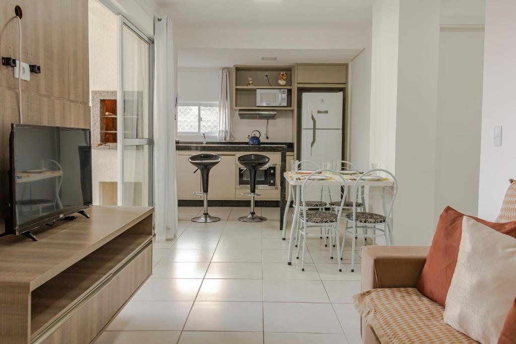 Kuchyň nebo kuchyňský kout v ubytování Vista Atlântico: Cond. Arborizado em Itapema P1474