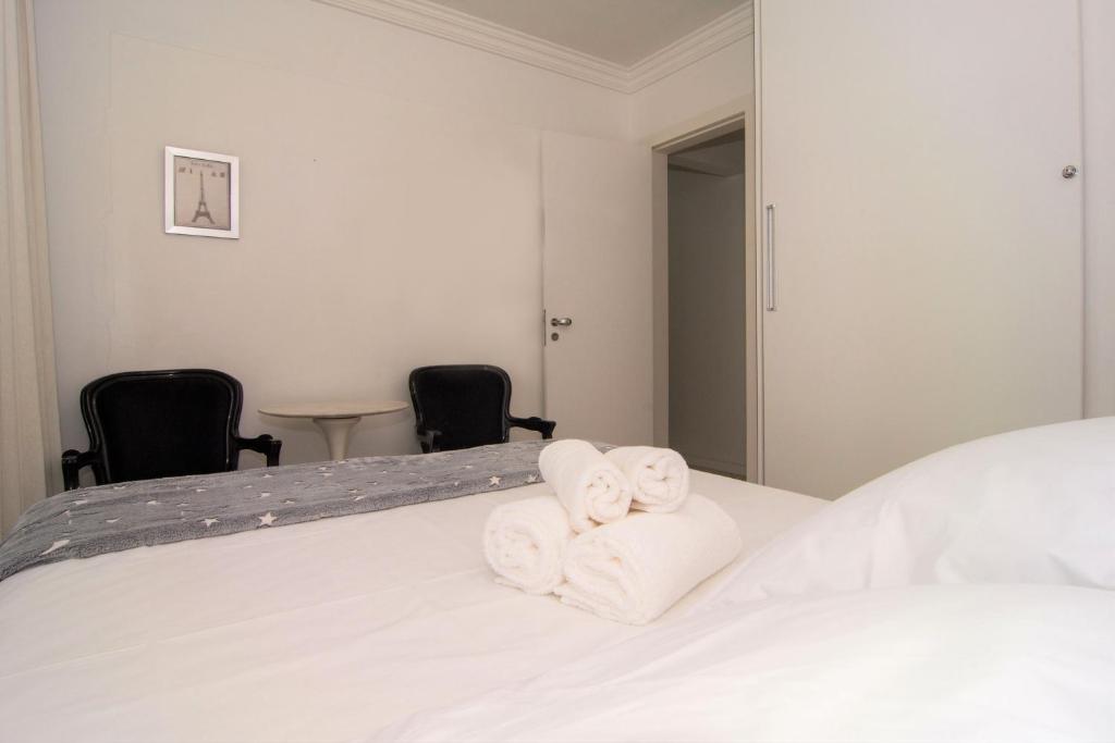 Cama ou camas em um quarto em Elegância Clássica 100m da Praia na Rua 3700 P1397