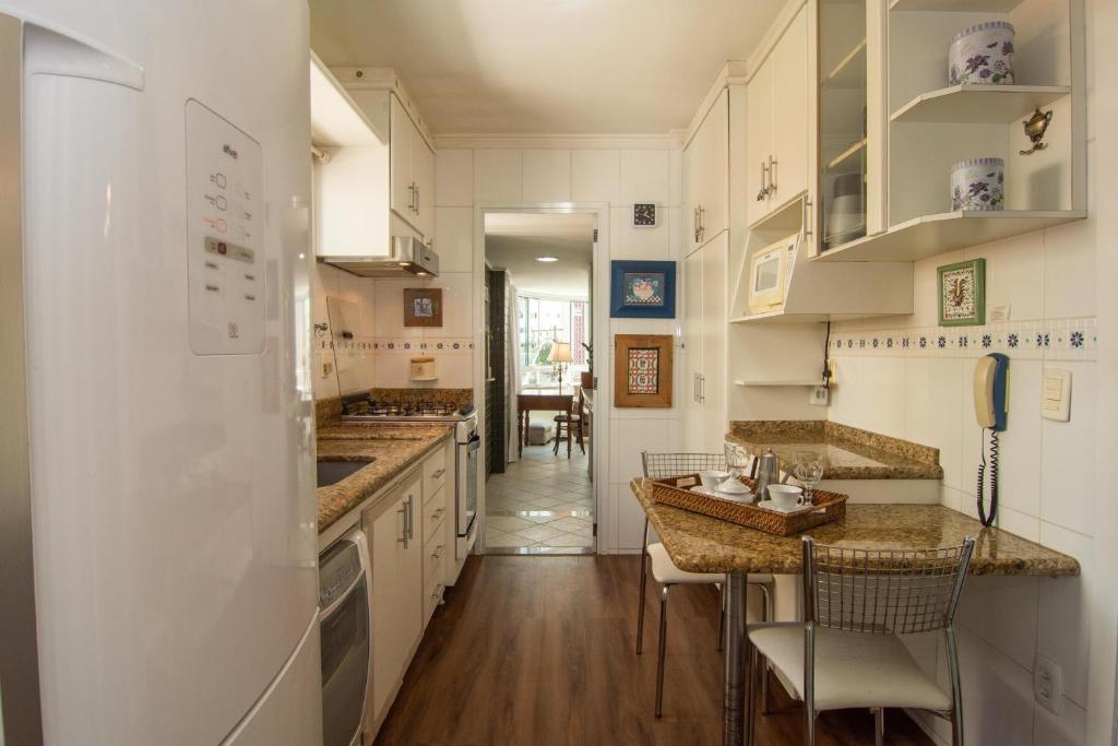 A cozinha ou cozinha compacta de Elegância Clássica 100m da Praia na Rua 3700 P1397