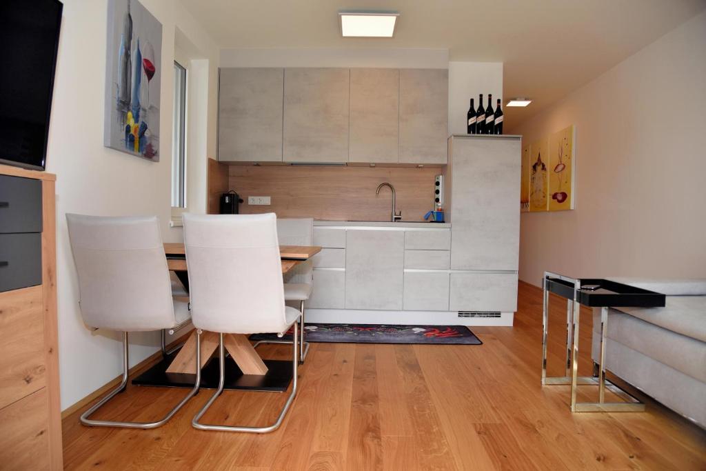 Kuchyň nebo kuchyňský kout v ubytování Josi Thaller Das Ferienapartment in Fürstenfeld