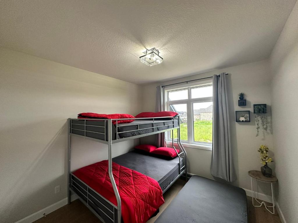 Postel nebo postele na pokoji v ubytování Luxury Home 2 mins drive to Saugeen Shores beach