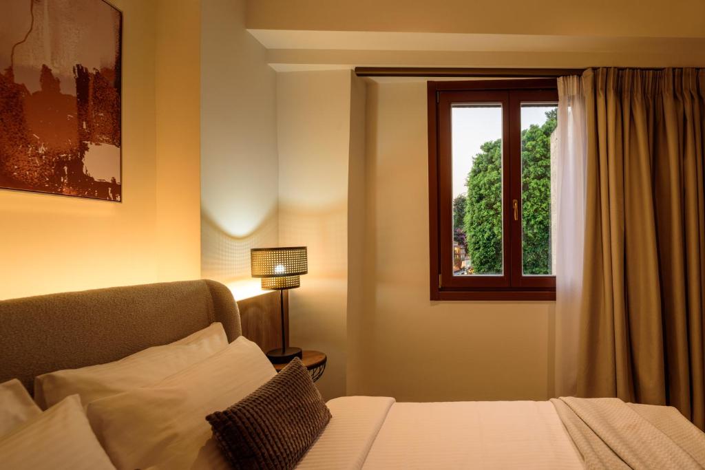 Postel nebo postele na pokoji v ubytování Arthur Suites in Old Town