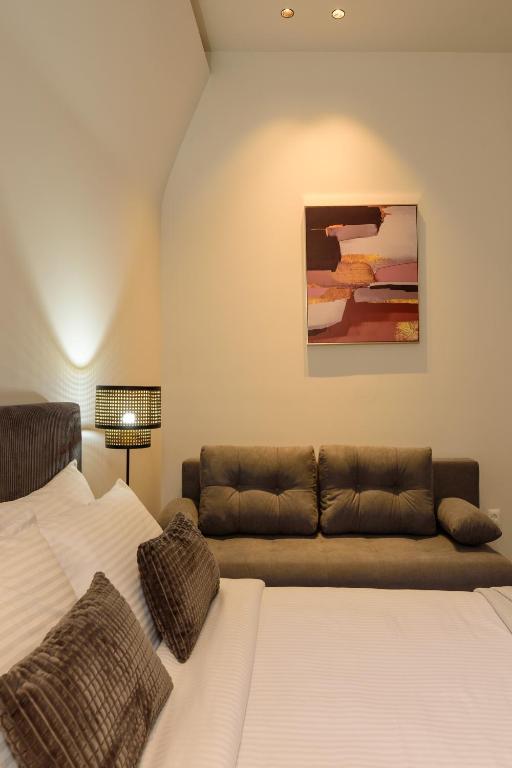 Postel nebo postele na pokoji v ubytování Arthur Suites in Old Town