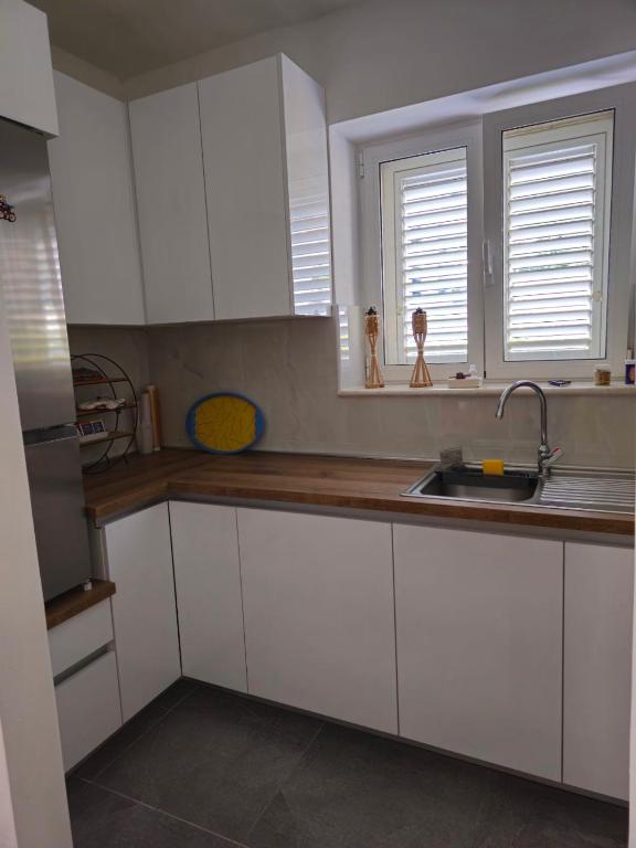 Kuchyň nebo kuchyňský kout v ubytování Two bedroom Apartment Libertas
