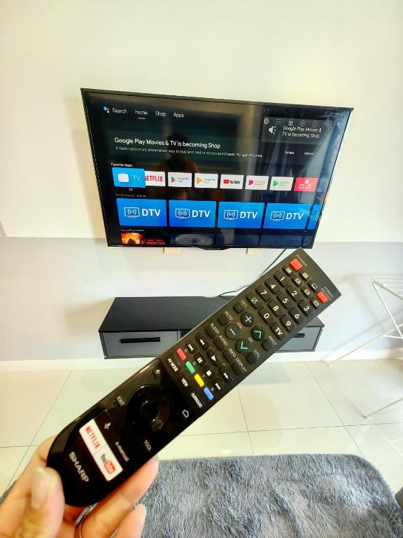 TV a/nebo společenská místnost v ubytování B2107 Grand Medini Pool View 100ms Netflix By STAY