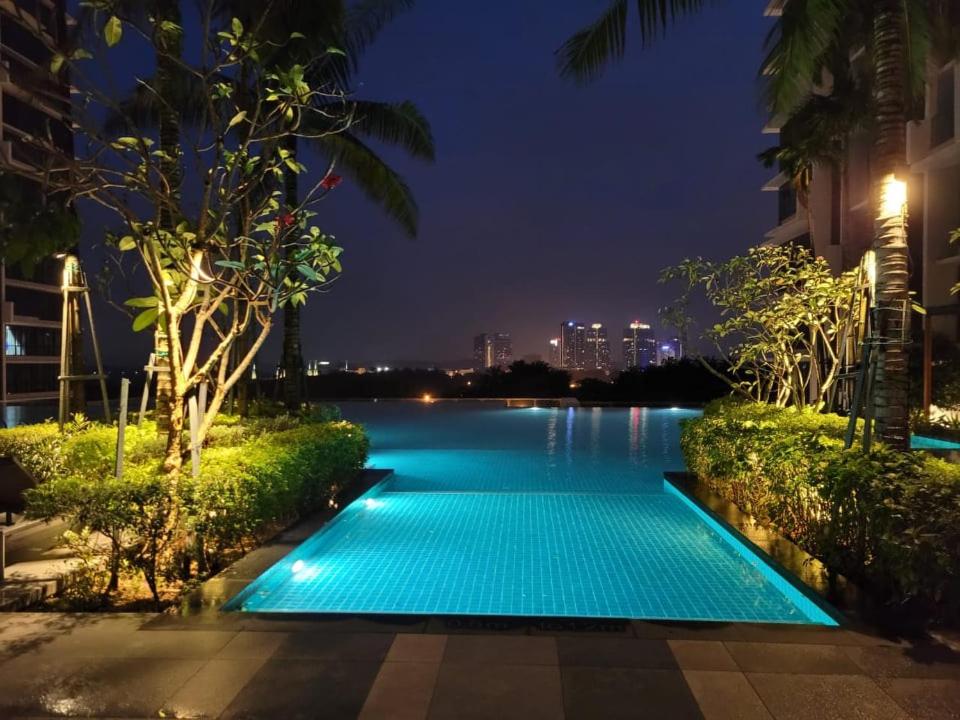 Bazén v ubytování B2107 Grand Medini Pool View 100ms Netflix By STAY nebo v jeho okolí