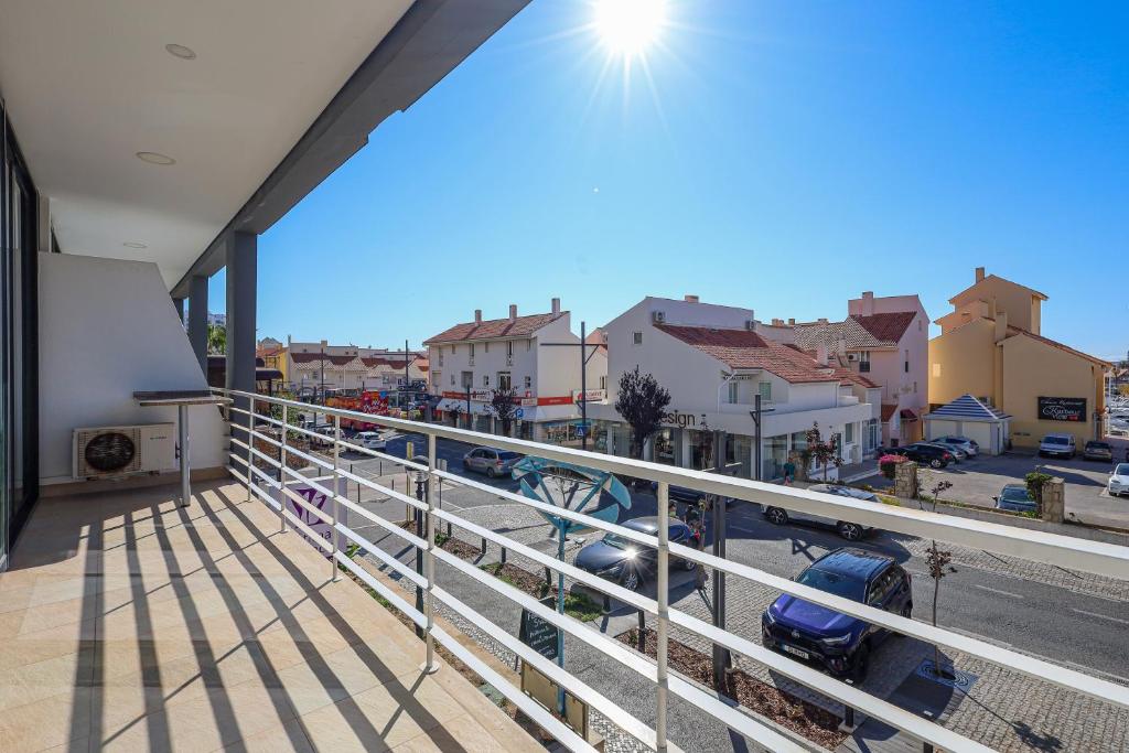 een balkon met uitzicht op een straat en gebouwen bij Apartment with 2 bedrooms at Vilamoura Marina in Quarteira