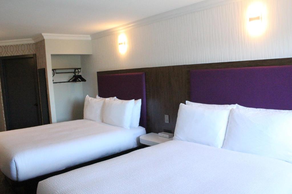 Postel nebo postele na pokoji v ubytování Coast Courtenay Hotel