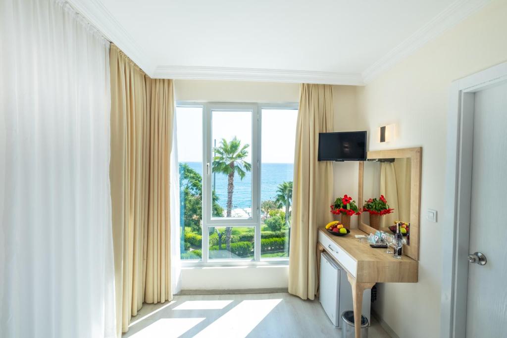 TV a/nebo společenská místnost v ubytování Viking Beach Hotel & Spa