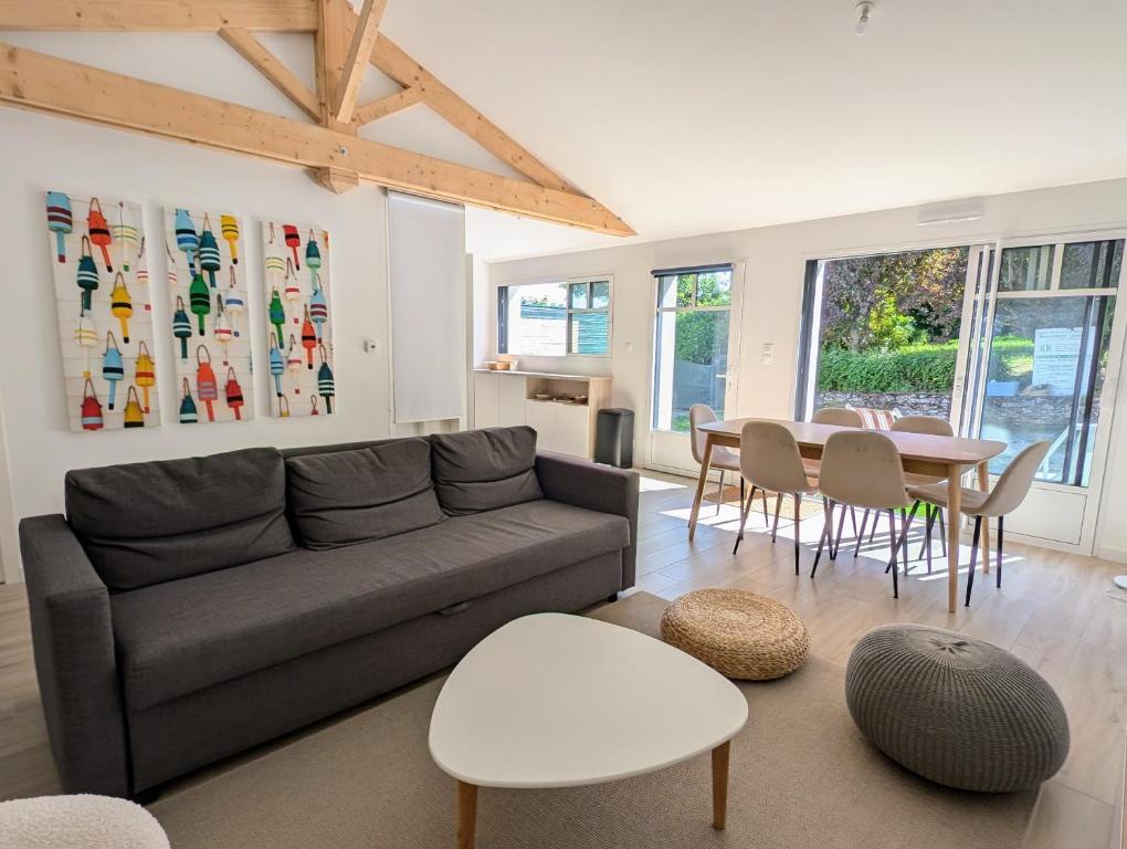 un salon avec un canapé et une table dans l'établissement Havre de paix Maison rénovée avec jardin, à Pornic