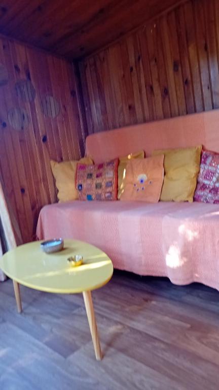 un canapé et une table dans une pièce dans l'établissement Le chalet, à Peynier