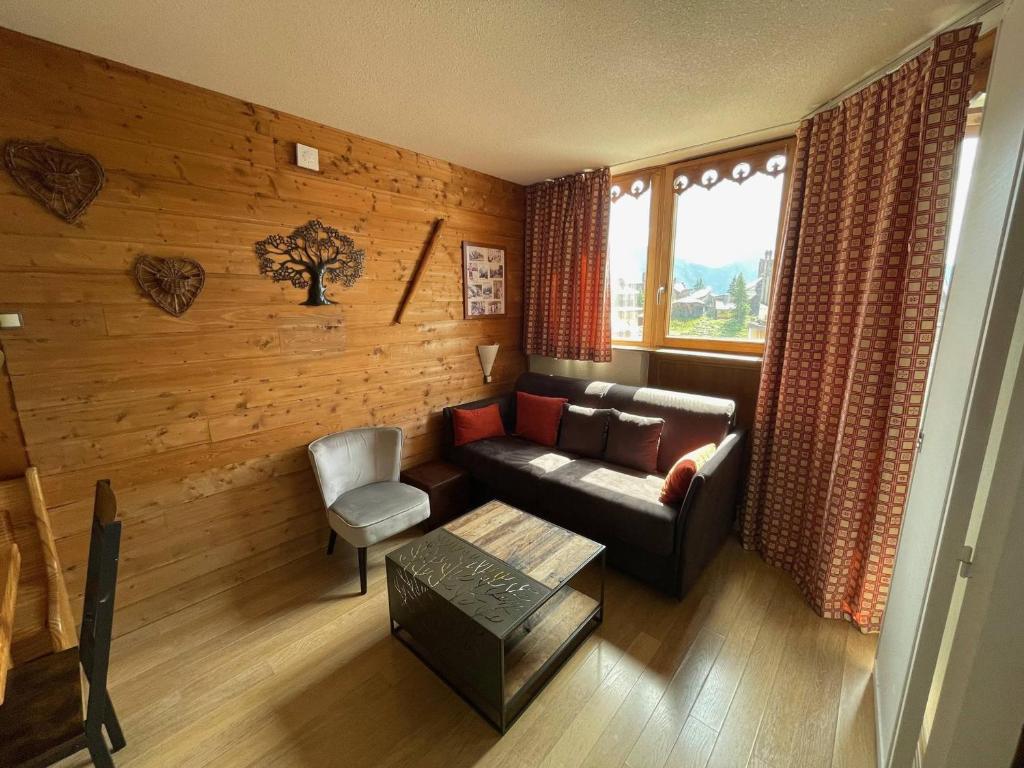 un salon avec un canapé et une table dans l'établissement Charmant 2 pièces, 5 couchages, centre d'Avoriaz, skis aux pieds, balcon sud, WIFI - FR-1-314-265, à Morzine