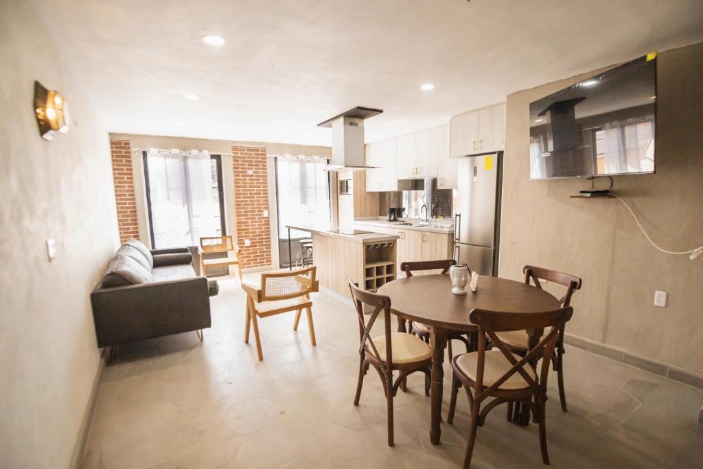 a kitchen and dining room with a table and chairs at Descubre el lujo en el alma de San Miguel Allende in San Miguel de Allende