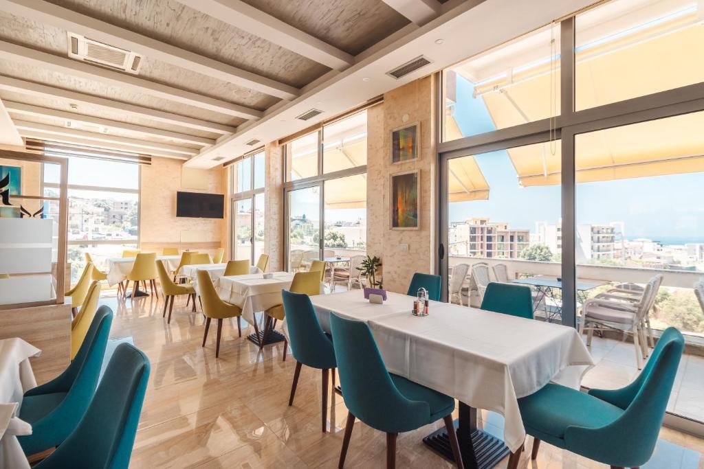 Majoituspaikan Lux Hotel M ravintola tai vastaava paikka