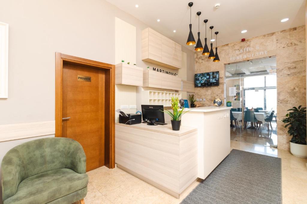 Majoituspaikan Lux Hotel M keittiö tai keittotila