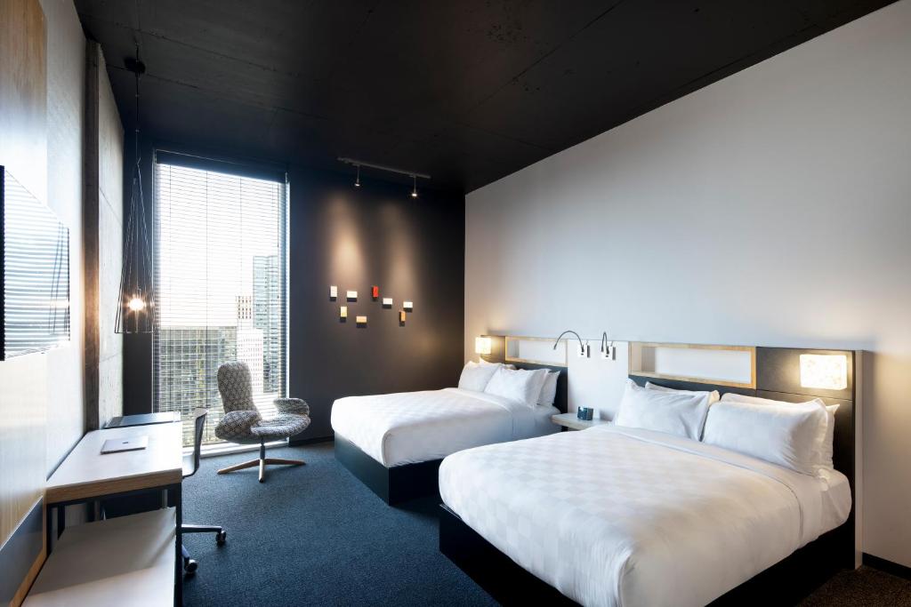 Postel nebo postele na pokoji v ubytování Alt Hotel Winnipeg