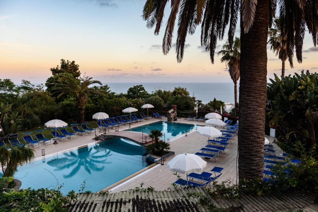B&B HOTEL Ischia San Nicolaの敷地内または近くにあるプール