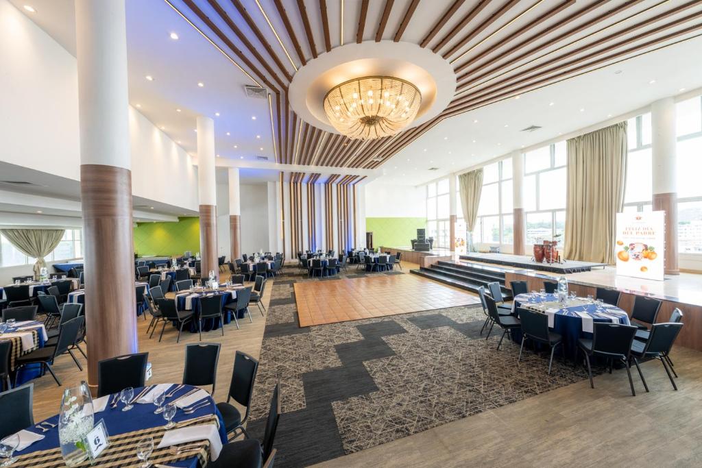 Un restaurante u otro lugar para comer en Hotel El Panama by Faranda Grand, a member of Radisson Individuals