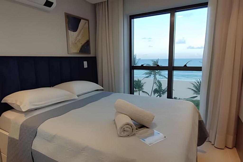 Un dormitorio con una cama con dos toallas encima. en Rio Park Av, Sea View One - by TRH Home Stay, en Recife