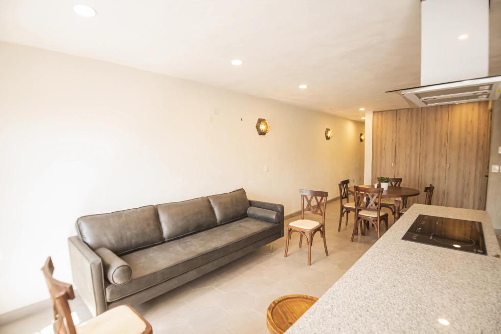 un salon avec un canapé et une table dans l'établissement Contemporáneo apartamento en San Miguel de Allende, à San Miguel de Allende