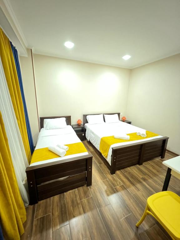 מיטה או מיטות בחדר ב-Borjomi Yellow Hotel