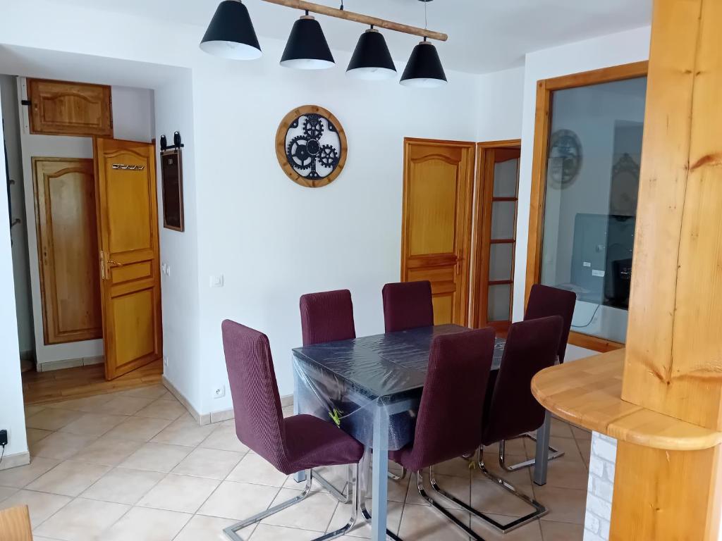 une salle à manger avec une table et des chaises violettes dans l'établissement Beauséjour, à Allevard
