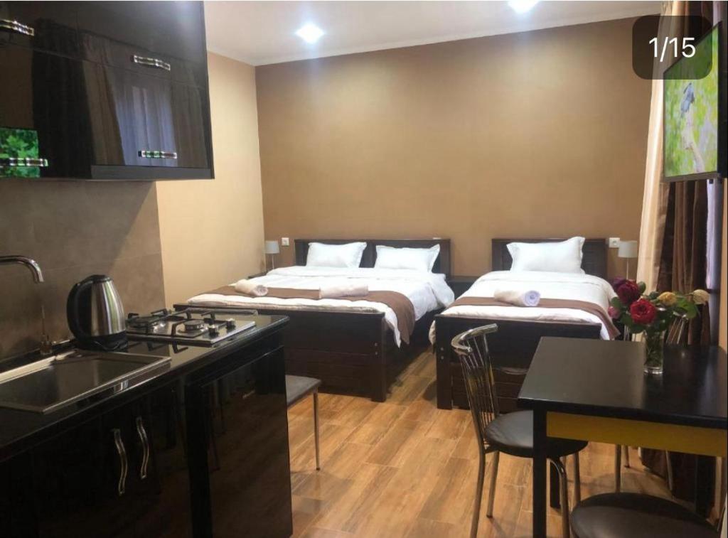 מיטה או מיטות בחדר ב-Borjomi Yellow Hotel