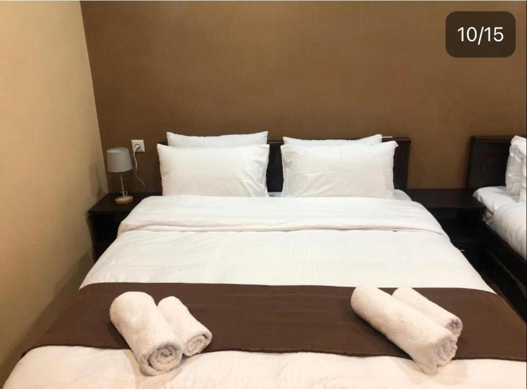 מיטה או מיטות בחדר ב-Borjomi Yellow Hotel