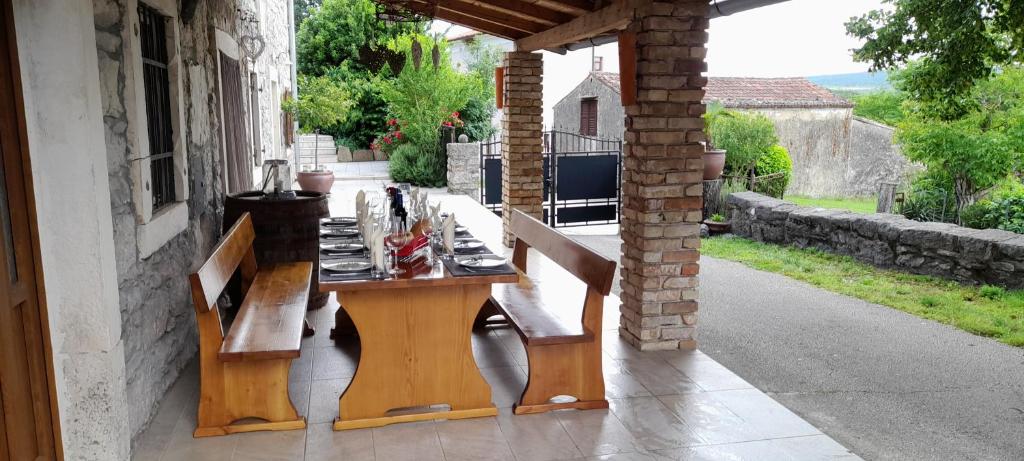 Zdjęcie z galerii obiektu Villa Kozljak, for 10 people, pool w mieście Kozljak