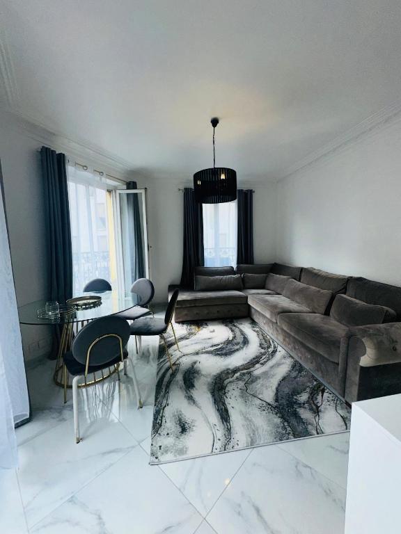 un salon avec un canapé et une table dans l'établissement Appartement parisien, à Paris