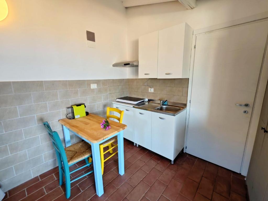 Kuchyň nebo kuchyňský kout v ubytování Hotel Golfo Azzurro