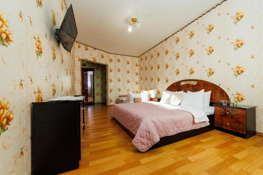 una camera da letto con un letto e una televisione di Яскраві квіти мережа квартир Документи для відряджень Безконтактне заселення 24-7 a Poltava